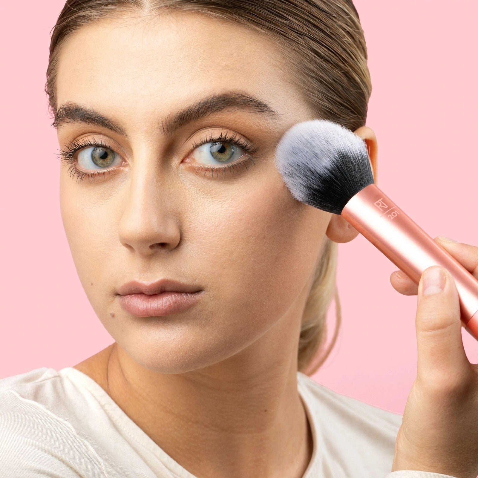 Real Techniques - powder brush - flawless 01401